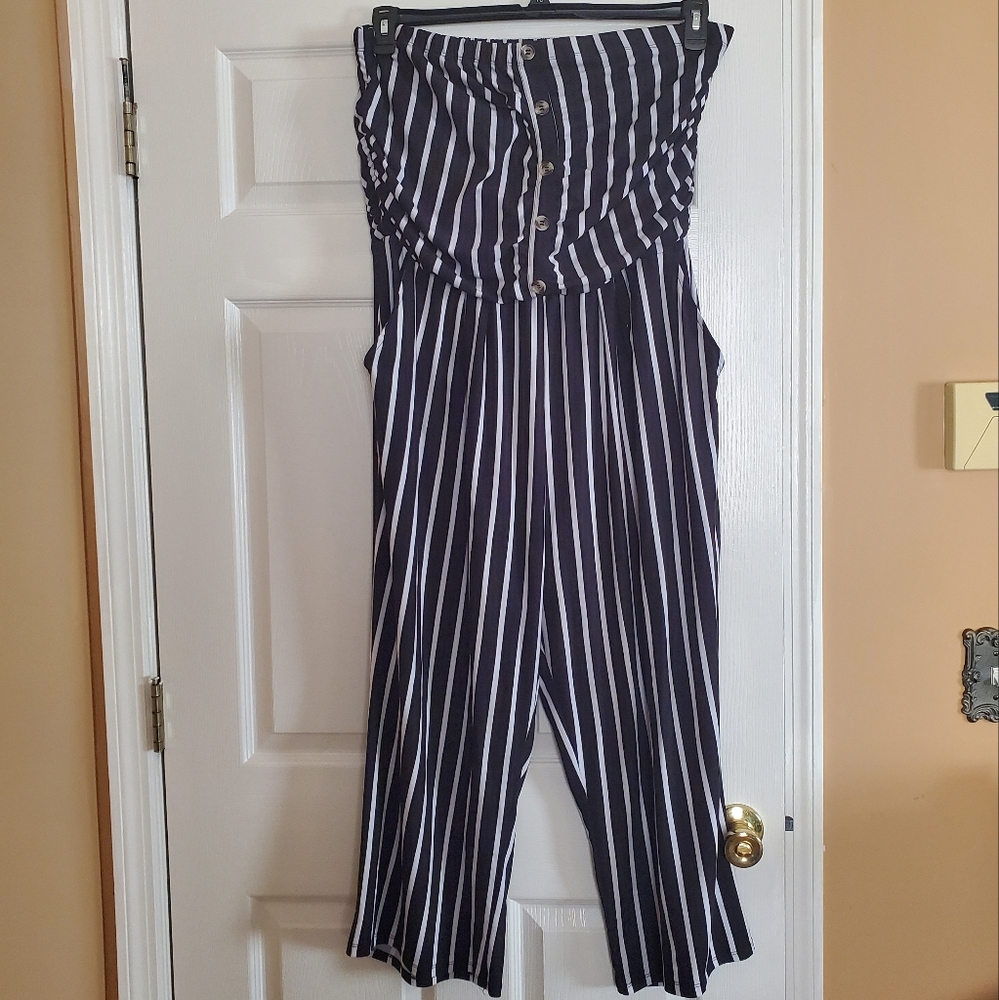 Strapless cropped length rumper with pockets